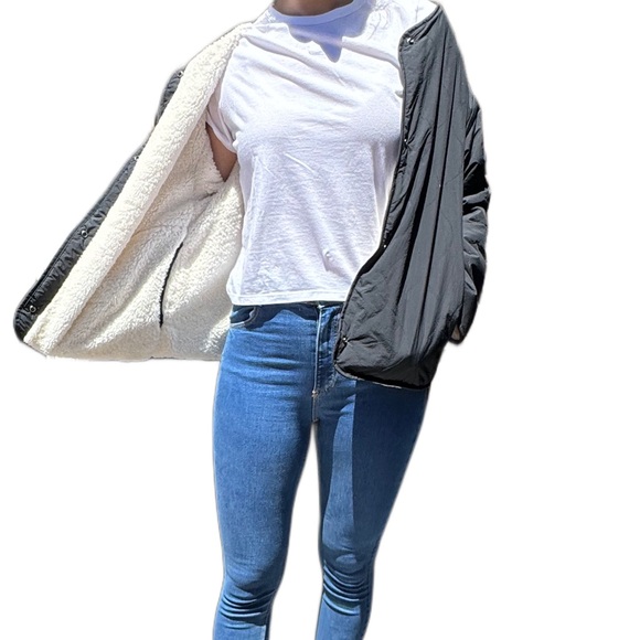 Uniqlo Black quilted jacket white lining fluffy size small - Picture 2 of 4